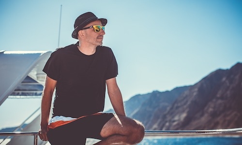 Mann auf Yacht